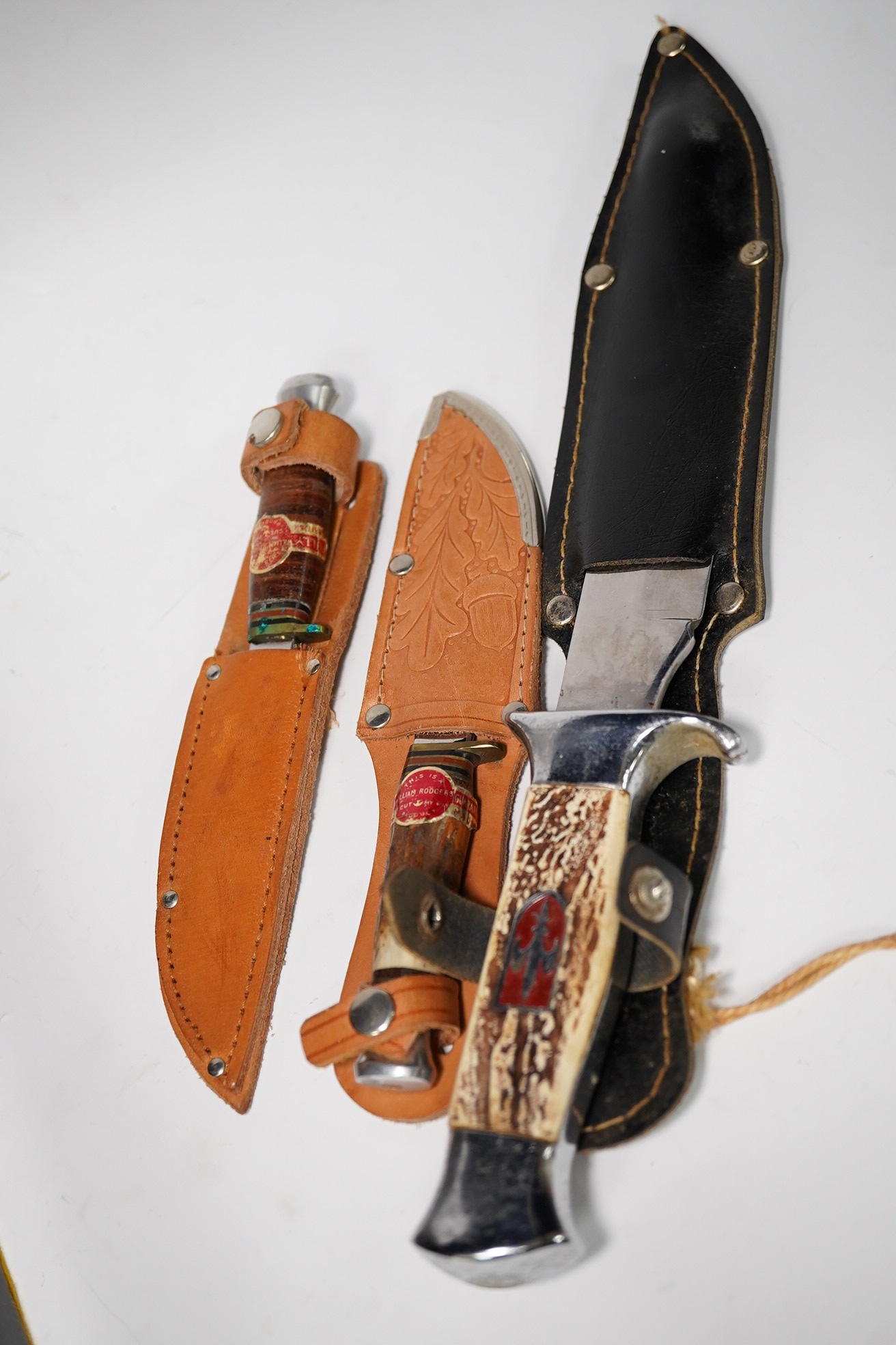 A group of various knives in a coromandel box with various other collectibles including loose stones and a Georgian snuff box. Condition - varies